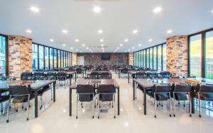 A restaurant or other place to eat at Doya Hotel Geoje