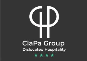 un logotipo para un grupo clapa que distribuye información en GreRos H. Rooms Napoli Centro by Clapa Group Dislocated Hospitality, en Nápoles