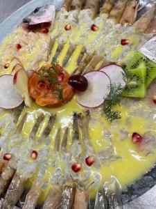 une assiette de nourriture avec du fromage, des légumes et des fourchettes dans l'établissement Agroturizem Eldi, à Fier