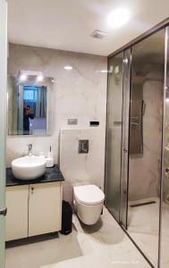 y baño con aseo, lavabo y ducha. en Villa Marina ixia, Rodos, en Ixia