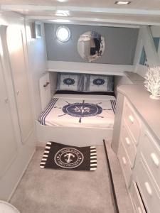 ein kleines Zimmer mit einem Bett und einem Spiegel in der Unterkunft Santa-Giulia in Propriano