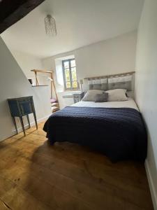 1 dormitorio con 1 cama grande y una escalera en House Number 2 en Mirepoix