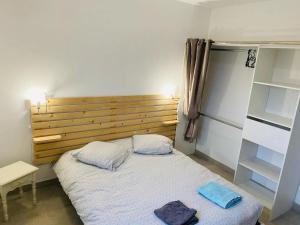 een slaapkamer met een bed met twee handdoeken erop bij Maison 10 couchages in Romorantin