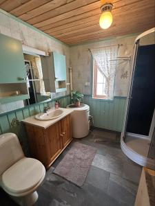 Kylpyhuone majoituspaikassa Velkommen til «Trollheim»