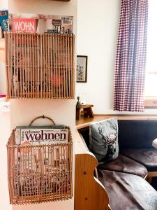 una sala de estar con una cesta de lobo en la pared en Gasthof Arriach en Arriach