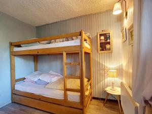 1 dormitorio con 1 litera con sábanas blancas en Grizzli 23 - appartement - 4 pers - Ski-in-out, en Les Gets