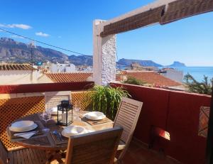 ein Tisch auf einem Balkon mit Blick auf das Meer in der Unterkunft Casa Regina Casco Antiguo Altea by DelucaCo in Altea