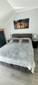 ein Schlafzimmer mit einem großen Bett mit zwei Kissen in der Unterkunft Villa Premium in Ada