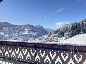 vista su una montagna innevata da un ponte di Cornuts 3 - appartement - 7pers a Les Gets