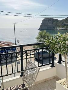 balcone con sedia e vista sull'oceano di Orfeas Sea View House a Archangelos