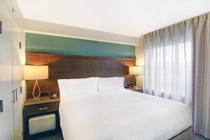 Postel nebo postele na pokoji v ubytování Staybridge Suites Toronto - Vaughan South by IHG