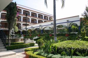 un edificio con un jardín delante de él en GS Jerocs Tlaxcala, en Tlaxcala de Xicohténcatl