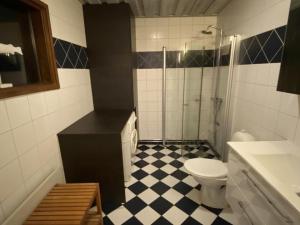 a bathroom with a black and white checkered floor at HavetÖsterlen -Sandpärlan 8 & Sandboxen 2 in Borrby +31 photos