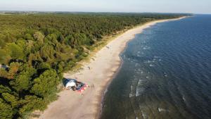 una vista aérea de una playa junto al agua en Hotel Palanga Camping Compensa en Palanga