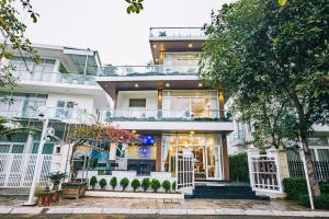 uma grande casa branca com uma varanda em Villa FLC Sầm Sơn - Sao biển 98 em Sam Son