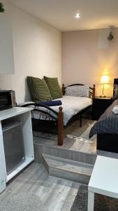 - un salon avec un lit et un canapé dans l'établissement Acton high street, à Londres