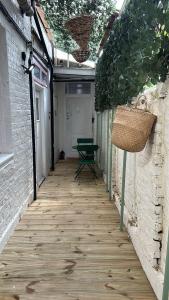 une passerelle avec une table et un banc dans un bâtiment dans l'établissement Acton high street, à Londres