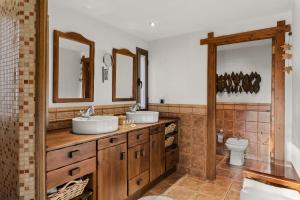 Ένα μπάνιο στο Karat Villa Kanaria +17 φωτογραφίες