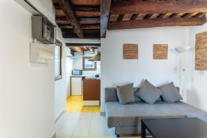 a living room with a couch and a table at Apartamento La boqueria Atic in Barcelona
