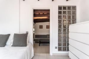 a bedroom with a bed and a sliding glass door at Apartamento La boqueria Atic in Barcelona