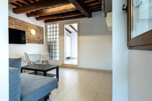 a living room with a couch and a table at Apartamento La boqueria Atic in Barcelona