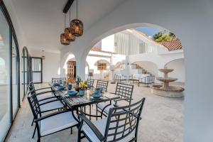 a dining room with a table and chairs at Karat Villa Sound of the Sea in Tacoronte