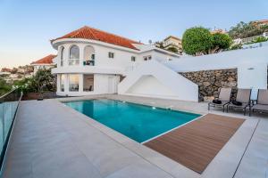 a swimming pool in the backyard of a house at Karat Villa Sound of the Sea in Tacoronte
