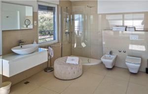 ein Badezimmer mit Waschbecken, Toilette und Dusche in der Unterkunft Apartment Oliva allegra in Split