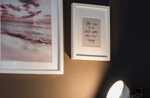 維拉西繆斯的住宿－Patty's room，海洋的一张照片和墙上的一篇文章