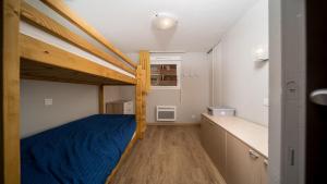 une chambre avec un lit avec un couvre-lit bleu dans l'établissement C du Verdon -2202- Magnifique Appt 5 pers, à La Foux