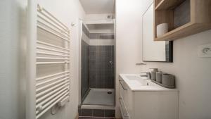 une salle de bain avec un lavabo et une douche dans l'établissement C du Verdon -2202- Magnifique Appt 5 pers, à La Foux 6 autres photos