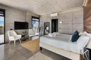 una camera con un grande letto e una TV di Karat Atelier de la vega a Playa Paraiso