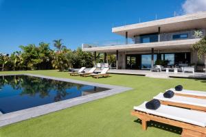 vista esterna di una casa con piscina di Karat Atelier de la vega a Playa Paraiso