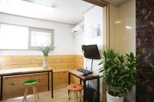 TV a/nebo společenská místnost v ubytování K-POP Residence Myeongdong 1
