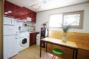 Kuchyň nebo kuchyňský kout v ubytování K-POP Residence Myeongdong 1