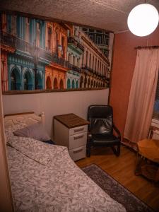 een slaapkamer met een bed, een bureau en een stoel bij Hostel Majatalo Hetekka in Kouvola