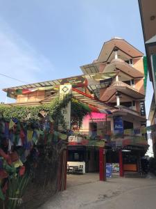 um edifício com uma cerca em frente em Hotel Mandala em Kathmandu