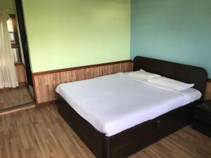 1 cama con sábanas blancas y almohadas en una habitación en Hotel Mandala en Katmandú
