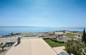 Blick auf einen Parkplatz mit dem Meer im Hintergrund in der Unterkunft Apartment Oliva allegra in Split