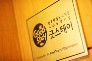 Majutusasutuses K-POP Residence Myeongdong 1 olev sertifikaat, autasu, silt või muu dokument
