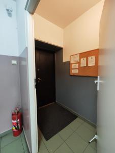 トゥシンにあるPokoje Gościnne Soniaの黒いドア付きの廊下