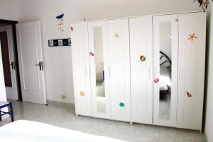 una habitación con armarios blancos con pegatinas de estrella. en Casa Serendipity Sabaudia, en Sabaudia