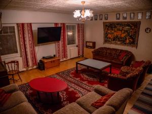 een woonkamer met een bank en een tafel bij Hostel Majatalo Hetekka in Kouvola