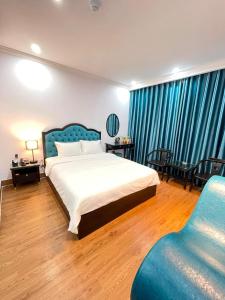 河內的住宿－Nhật Tân Hotel，一间卧室配有一张大床和一把椅子