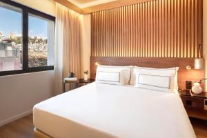 Postel nebo postele na pokoji v ubytování Meliá Granada