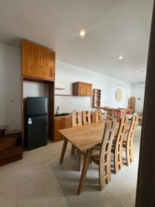 努沙杜瓦Cabana Villa - Mumbul Hill的厨房配有木桌和黑冰箱。 更多12张照片