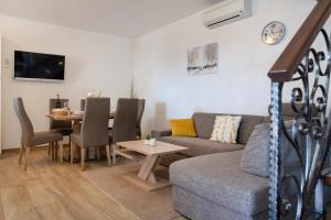 Ruang duduk di Truffle House Karlic