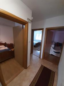 Habitación con dormitorio con cama y espejo. en Apartman Dženeta, en Jajce