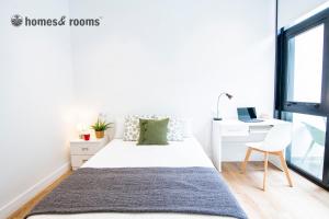 a white bedroom with a bed and a desk at Enorme apartamento con 4 baños in Santiago de Compostela