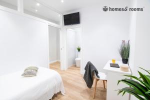 a white bedroom with a bed and a desk at Enorme apartamento con 4 baños in Santiago de Compostela +18 photos